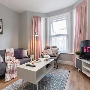 3-bedroom House L Fast Wi-fi L Garden L Newly Decorated L Close To Shops And Restaurants Holiday home